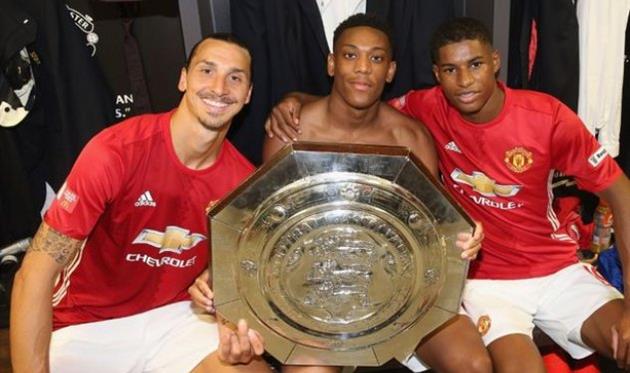 ибрахимович (слева) и мартиаль (по центру), mirror