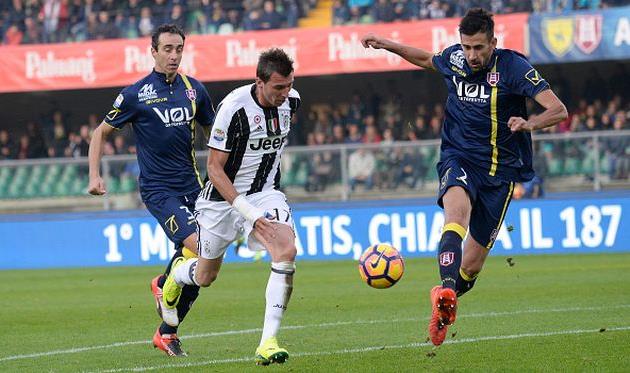 Марио Манджукич открыл счет в матче, getty images