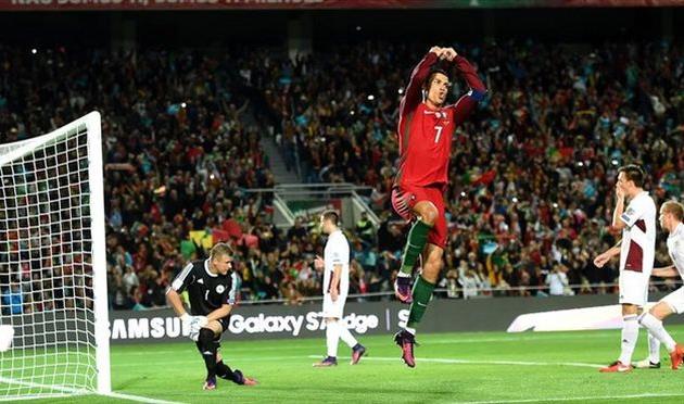 Роналду открывает счет в матче против сборной Латвии, uefa.com