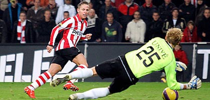 Джуджак упускает шанс забить второй мяч, psv.nl