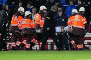 Олега выносят после травмы, ricardwill.be/sport.segodnya.ua