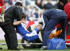 Хонатана уносят, фото Reuters