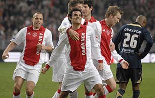 Кеннет Перес (в центре) был в ударе, ajax.nl