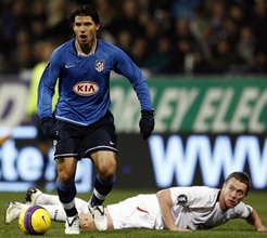 Агуэро против Нолана, фото AP