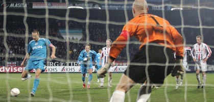 Симонс приносит победу ПСВ, psv.nl