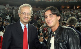 А вот Сенси утверждает, что Аквилани останется...