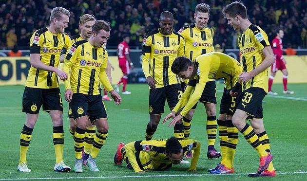 Боруссия празднует гол Обамеянга, twitter.com/bvb