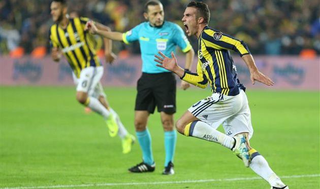 Робин ван Перси празднует первый гол в матче, twitter.com/fenerbahce