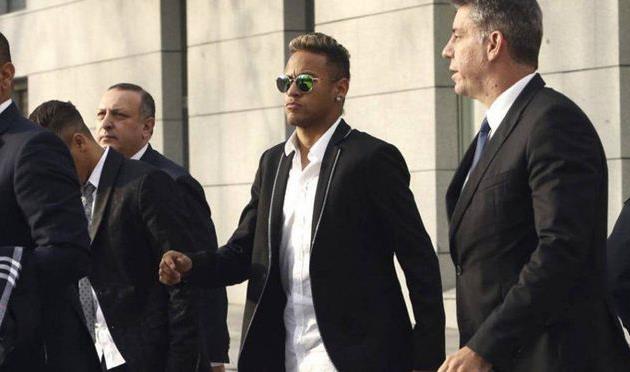 Неймар (в центре), as.com