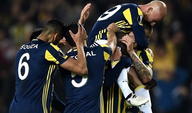 Игроки Фенербахче празднуют первый гол в матче, uefa.com