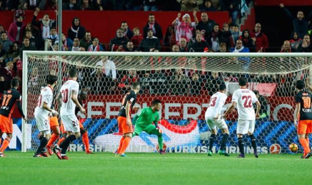 Севилья сильнее Валенсии