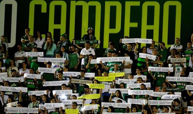 Фанаты отдают дань памяти погибшим, Reuters