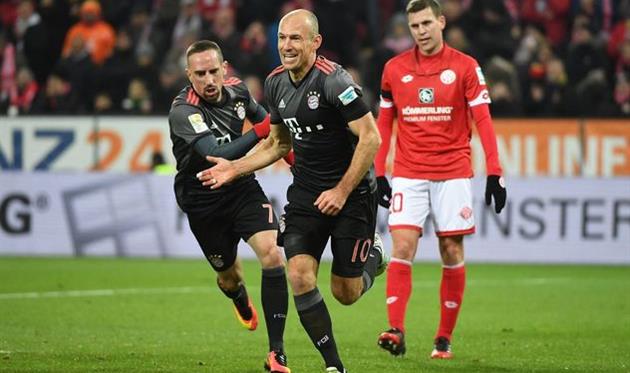 Арьен Роббен празднует второе взятие ворот в матче, twitter.com/fcbayern