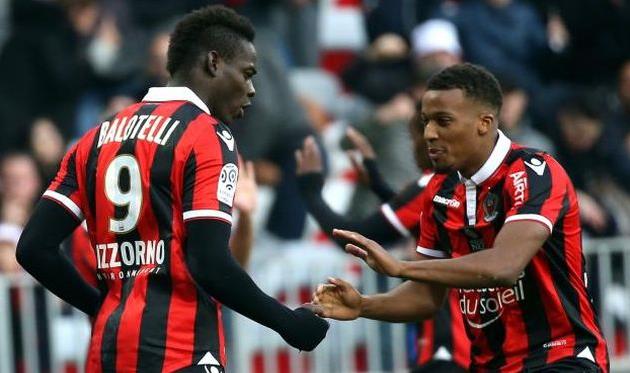 Марио Балотелли (слева) отметился дублем, Reuters