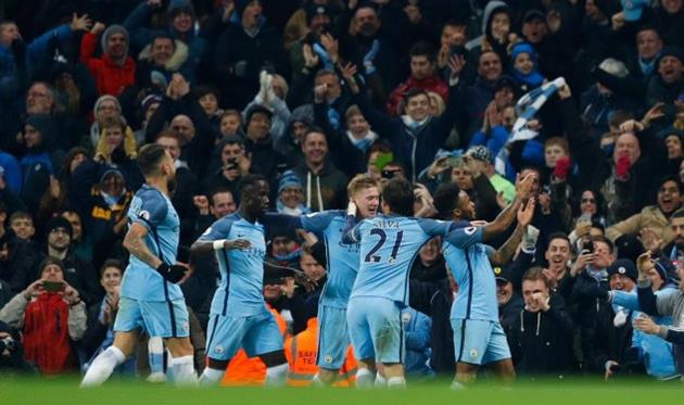 игроки сити празднуют второй гол, twitter.com/premierleague