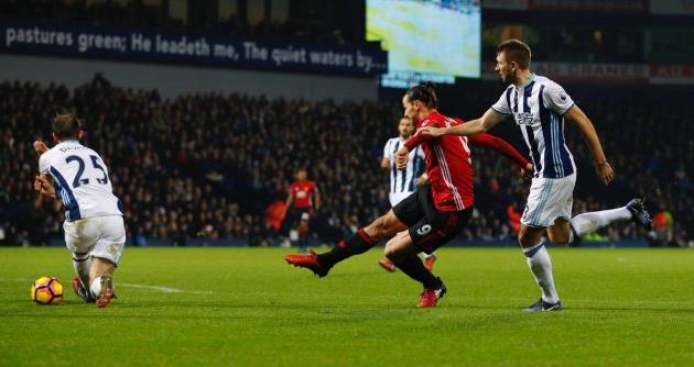 ибрахимович забивает второй мяч в ворота вба, twitter.com/premierleague