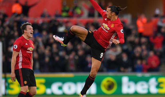 Златан Ибрахимович (справа), manutd.com