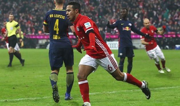 Алькантара празднует первое взятие ворот в матче, uefa.com