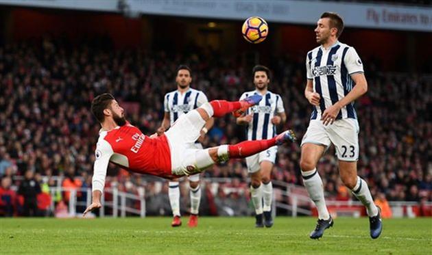 Жиру (слева) - автор победного мяча в ворота Вест Бромвича, uefa.com 