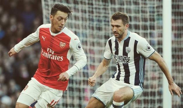 месут езил, twitter