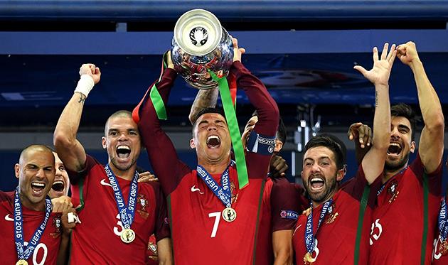 Криштиану Роналду (в центре), getty images 