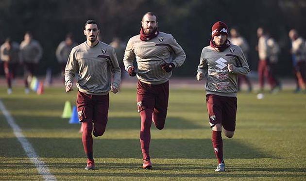 Де Сильвестри (в центре), ФК Торино