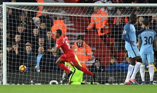 Вейналдум забивает победный мяч в поединке, uefa.com