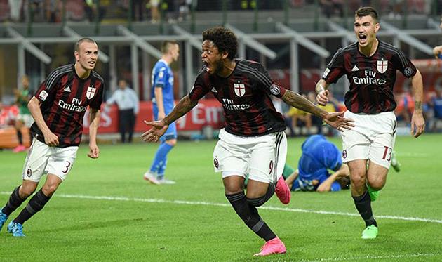 Луис Адриано (в центре), acmilan.com