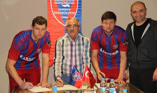 Александр Рыбка (слева) и Евгений Селезнев (второй справа), kardemirkarabukspor.org.tr