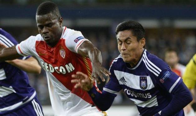 Элдерсон Эчиеджиле (слева), L’Equipe