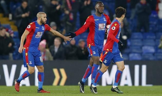 Партнеры по команде поздравляют Кристиана Бентеке, cpfc.co.uk  