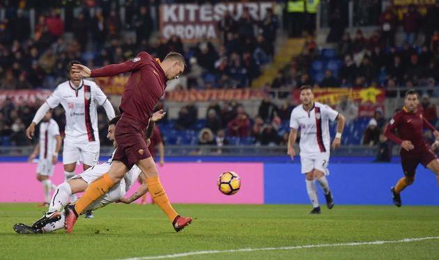 Эдин Джеко забивает гол, asroma.com