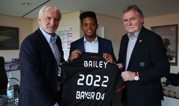 Леон Бейли (по центру), bayer04.de