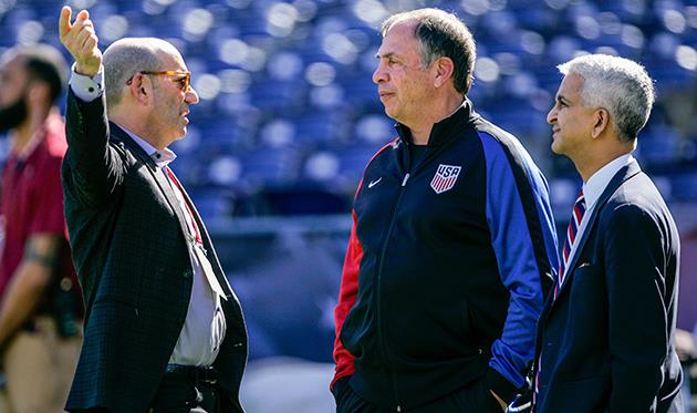 Комиссар MLS Дон Гарбер, главный тренер сборной США Брюс Арена и президент ФФ США Сунил Гулати, Getty Images