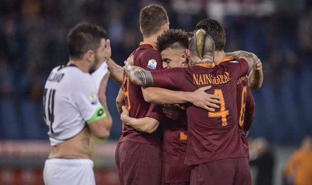 Игроки Ромы празднуют взятие ворот, twitter.com/officialasroma