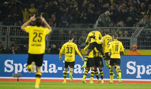Игроки Боруссии Дортмунд празднуют мяч в ворота соперника, twitter.com/bvb