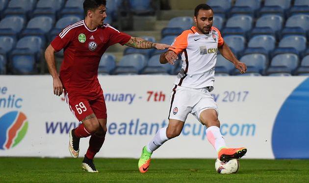 Исмаили (справа) в игре с Дебреценом, shakhtar.com