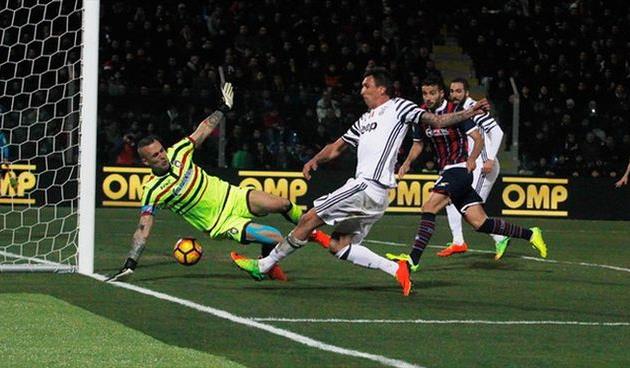 Манджукич забивает первый гол в матче, uefa.com