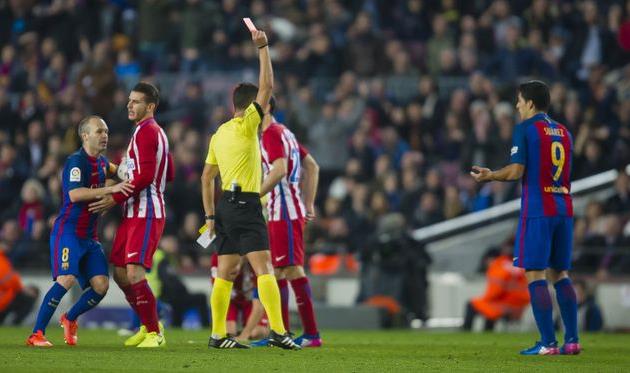 Хиль Мансано показывает Луису Суаресу вторую желтую карточку, fcbarcelona.com