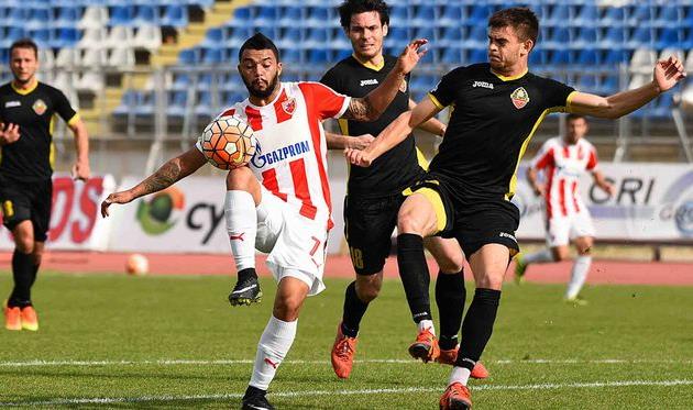 Игроки Зирки пытаются остановить экс-хавбека Днепра Джона Руиса (слева), crvenazvezdafk.com