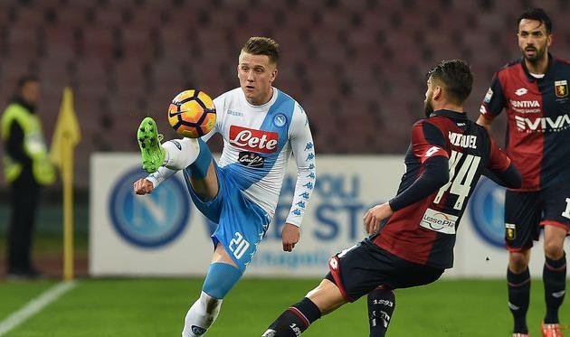 Петр Зьелински (слева) открыл счет в матче, getty images