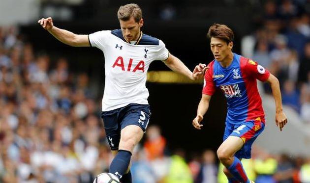 Вертонген (слева), Reuters