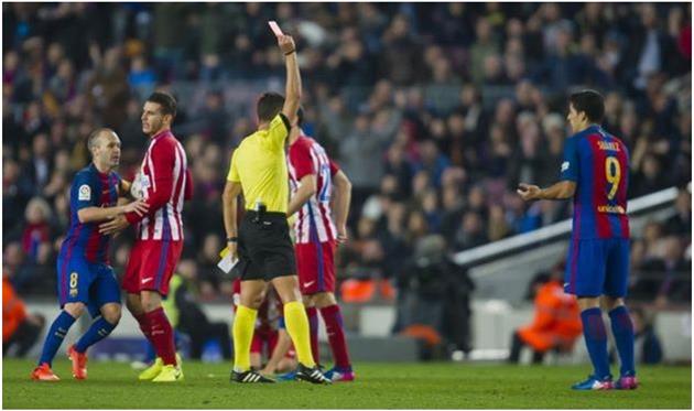 ХИЛЬ МАНСАНО ПОКАЗЫВАЕТ ЛУИСУ СУАРЕСУ ВТОРУЮ ЖЕЛТУЮ КАРТОЧКУ, FCBARCELONA.COM