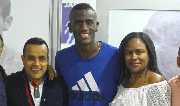 Хорхе Сегура (в центре), twitter.com/EnvigadoFC