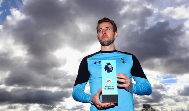 Кейн со своей наградой, premierleague.com