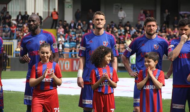 Евгений Селезнев (третий слева), facebook.com/kardemirdckarabukspor