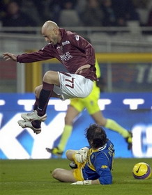 Стеллоне парит над Буччи, АР