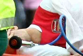 Эдуардо уносят с поля