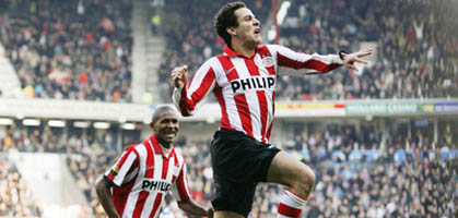 Баккал празднует победный гол, psv.nl