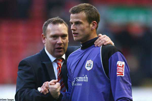 Тренер Барнсли Саймон Дэйви поздравляет главного героя матча с Ливерпулем Люка Стила, фото Getty Images